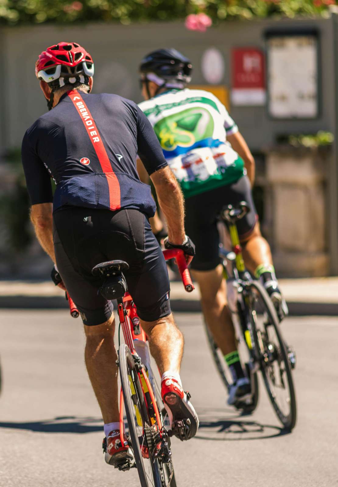 Vue arrière de cyclistes en tenue sportive pendant une sortie.