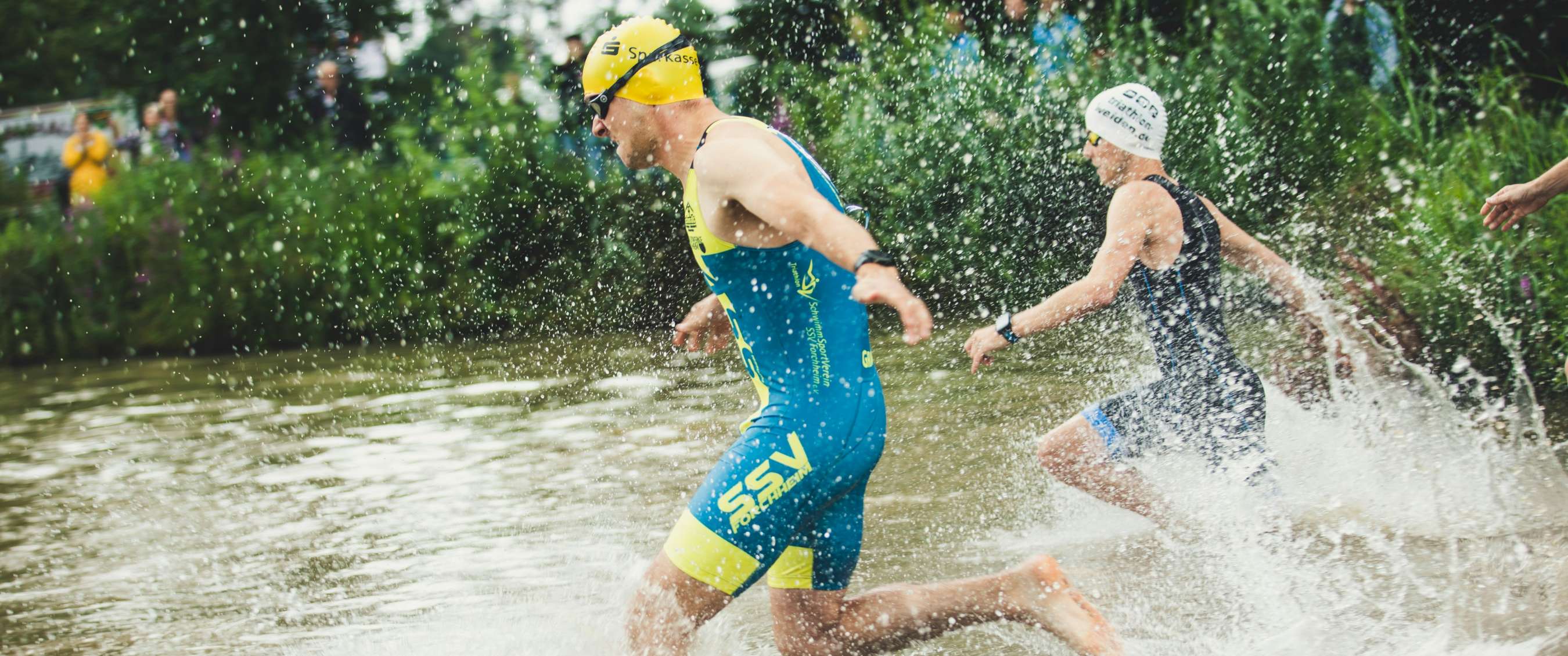 Deux triathlètes sortent de l’eau à la fin de l’épreuve de natation.