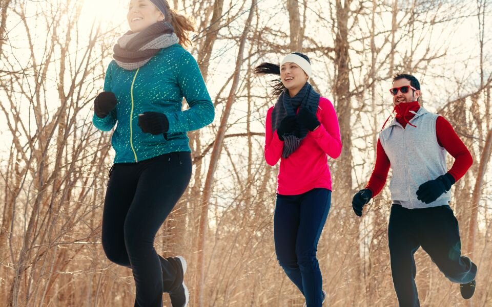 Joggers dragen hardloop muts en handschoenen bij het lopen in de winter
