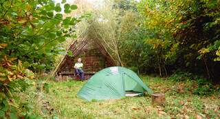 tent opzetten in het bos