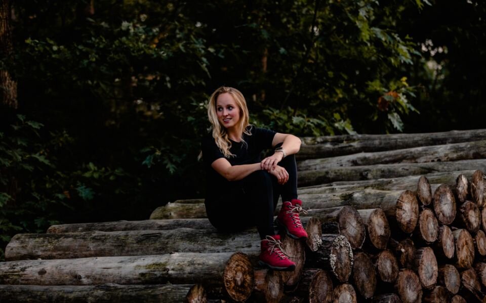 Elien zittend op boomstammen